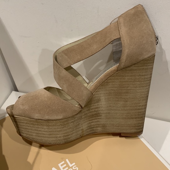 NWOT Michael Kors Wedge Light Beige Suede Platform Sandal Harley Silver Hardware - Picture 1 of 16